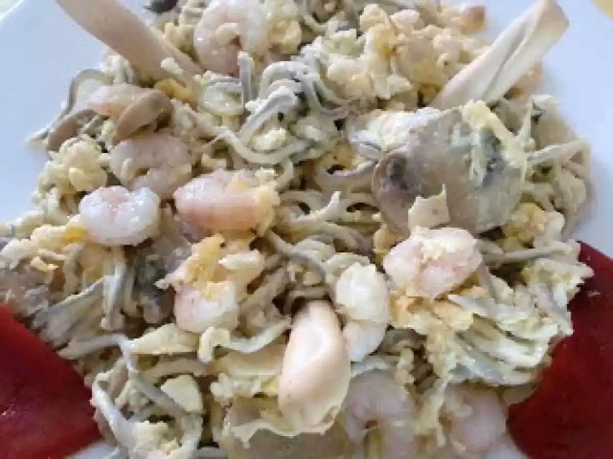 Revuelto de gulas con piquillos