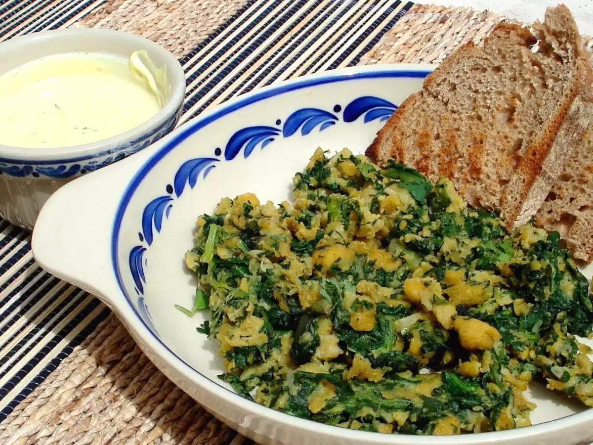 Revuelto de harina de garbanzo con acelgas y cilantro