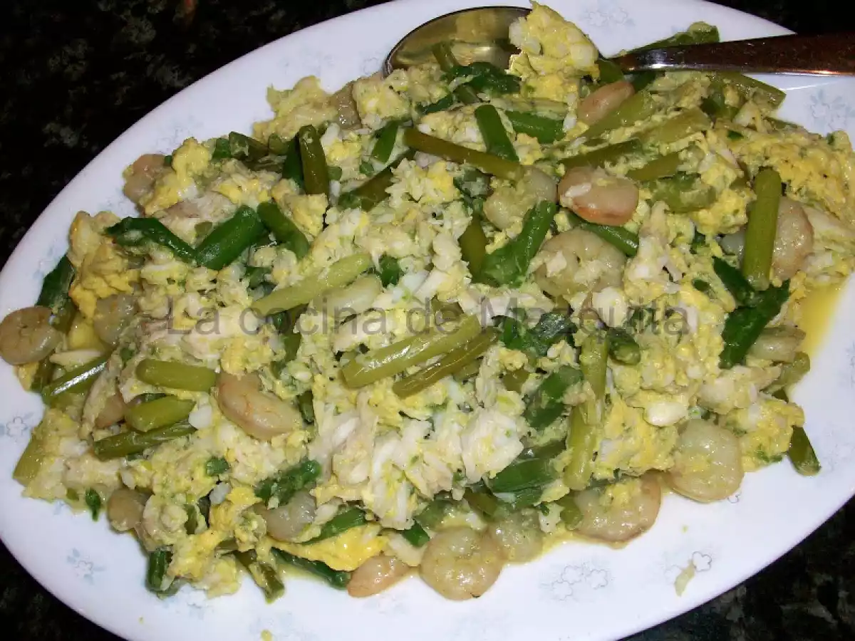 Revuelto de merluza, trigueros, ajetes y gambas.