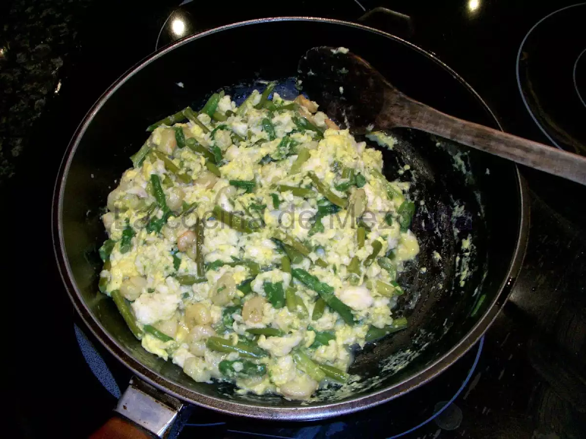 Revuelto de merluza, trigueros, ajetes y gambas. - foto 2