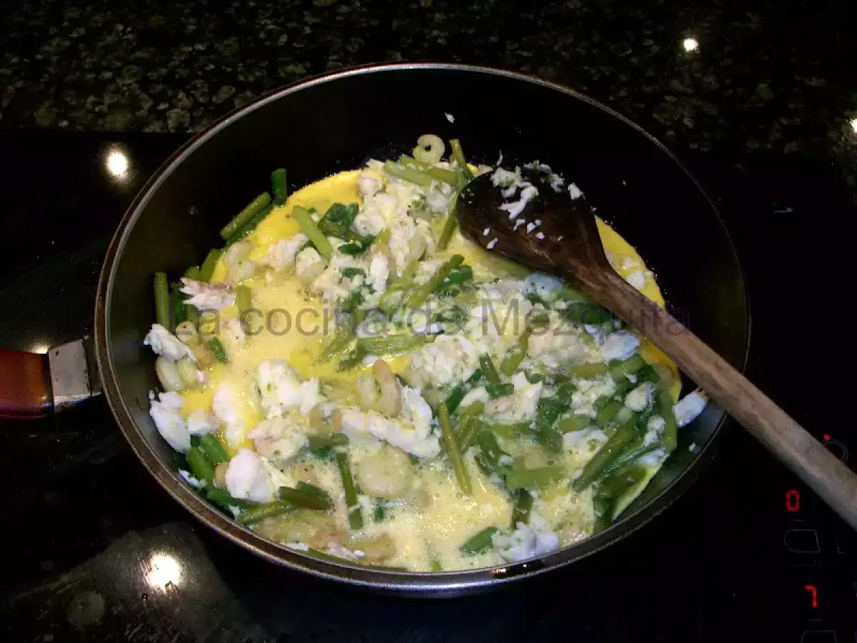 Revuelto de merluza, trigueros, ajetes y gambas. - foto 3