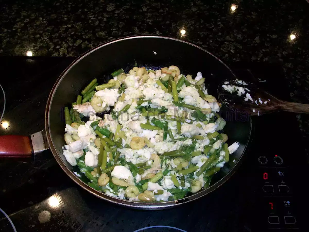 Revuelto de merluza, trigueros, ajetes y gambas. - foto 4