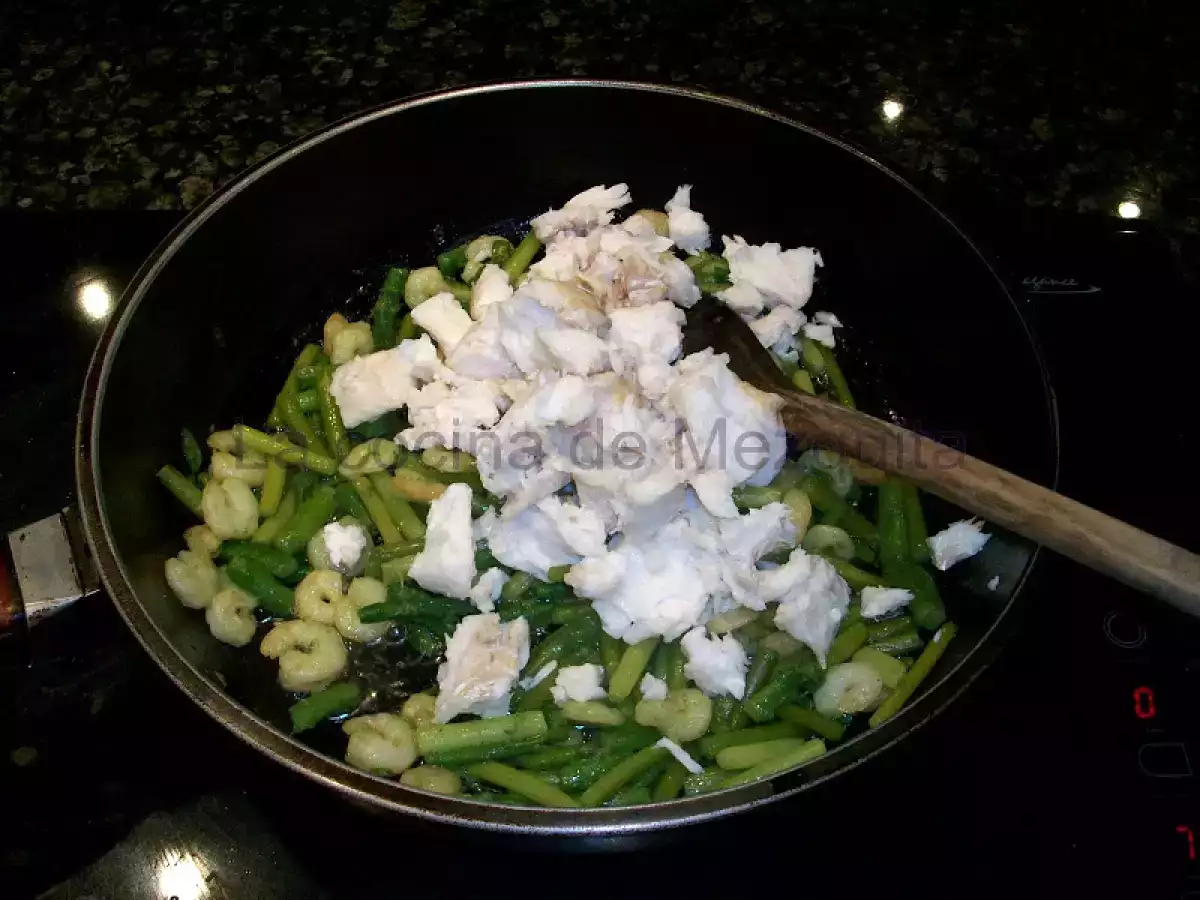 Revuelto de merluza, trigueros, ajetes y gambas. - foto 5