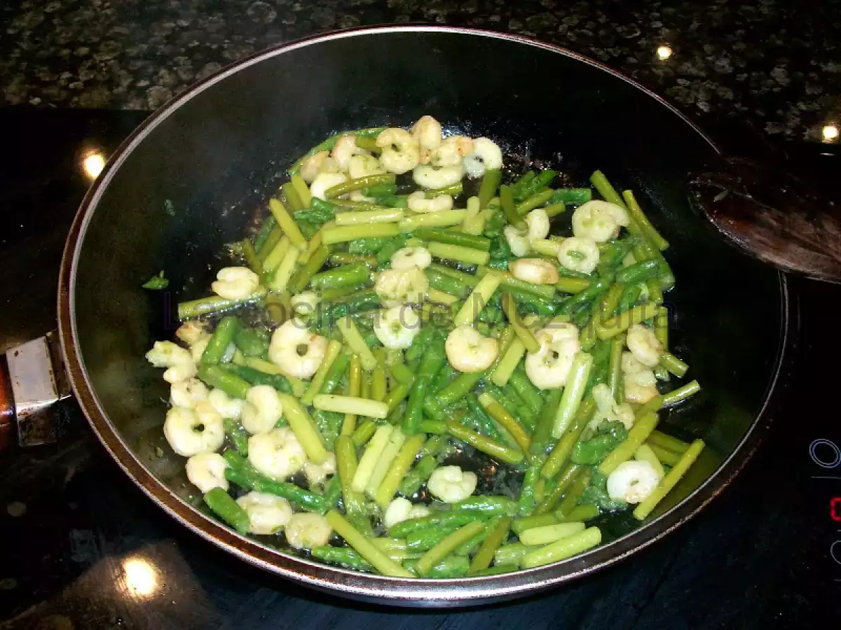 Revuelto de merluza, trigueros, ajetes y gambas. - foto 6