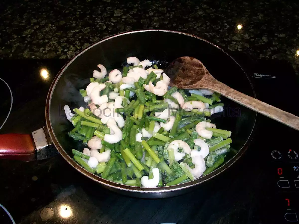 Revuelto de merluza, trigueros, ajetes y gambas. - foto 9