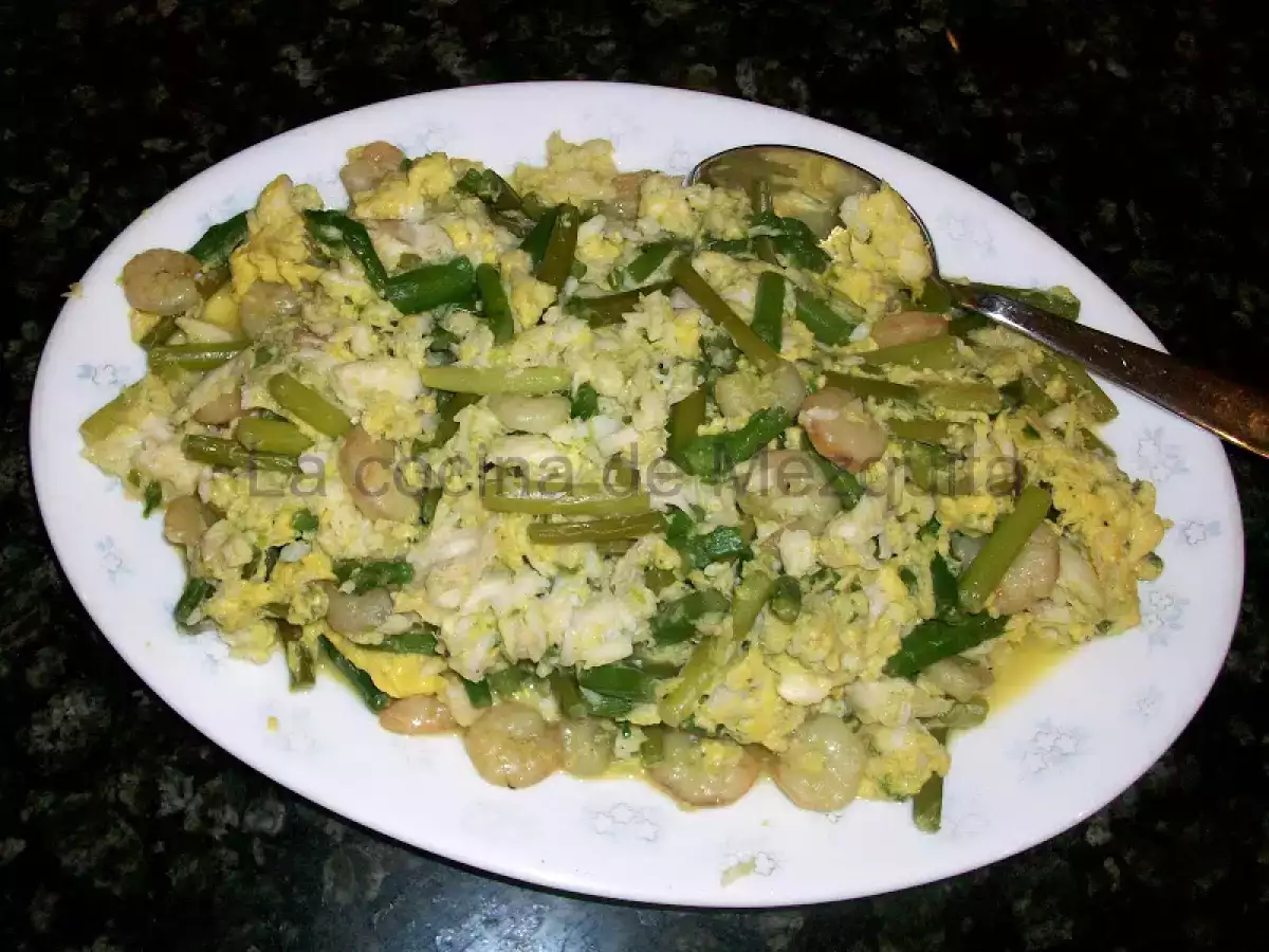 Revuelto de merluza, trigueros, ajetes y gambas. - foto 13