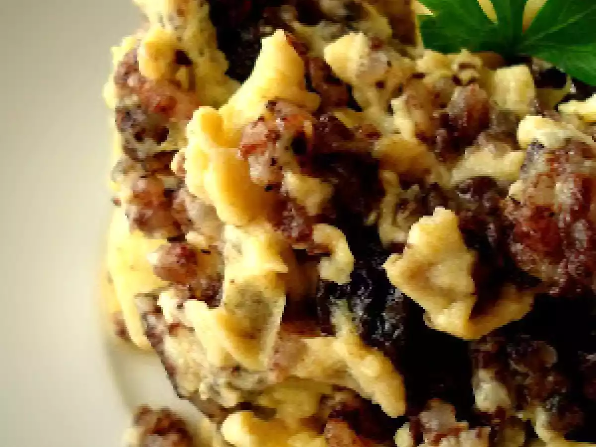 REVUELTO DE MORCILLA CON MANZANA Y PASAS