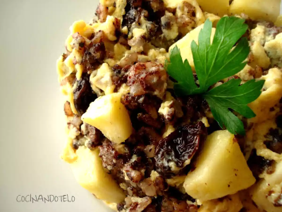 REVUELTO DE MORCILLA CON MANZANA Y PASAS - foto 2