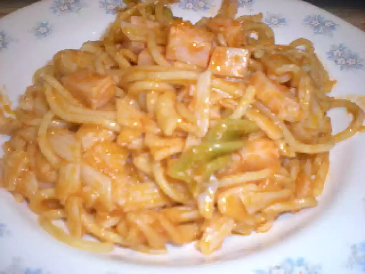 Revuelto de pastas con pechuga de pavo