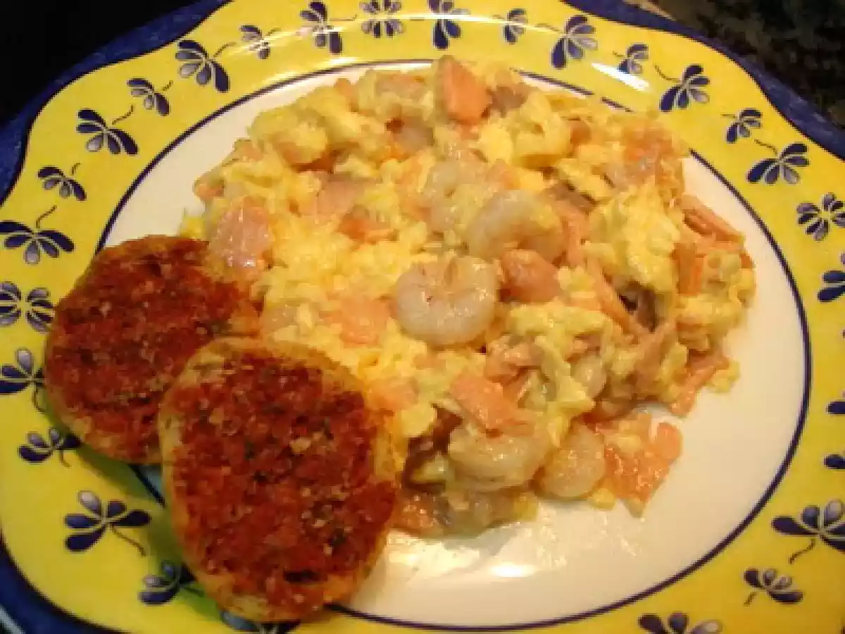 Revuelto de salmón con gambas