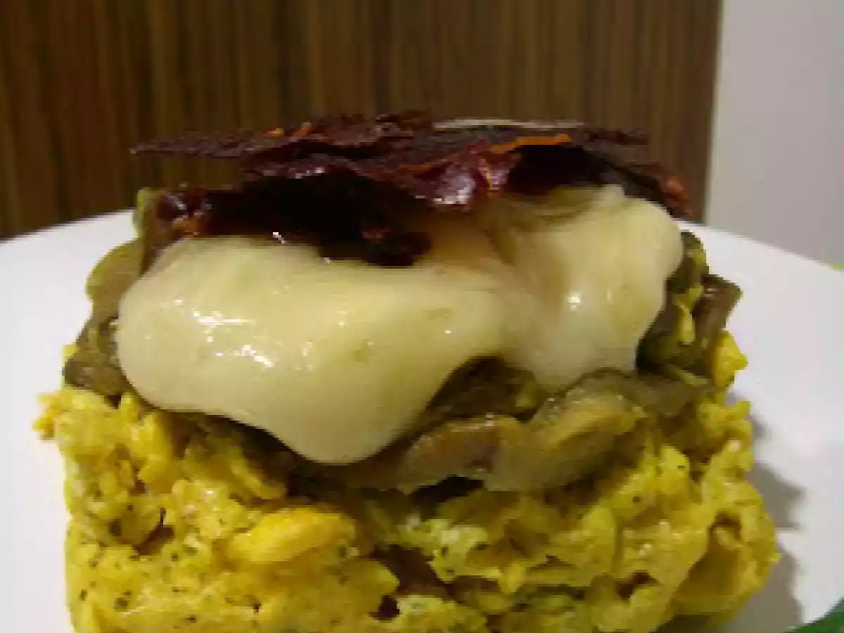 REVUELTO DE SETAS CON CRUJIENTE DE JAMON Y CREMA DE TORTA DEL CASAR