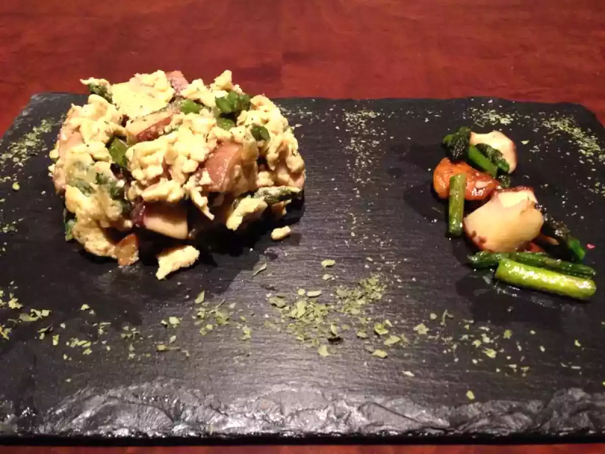 Revuelto de setas con espárragos trigueros