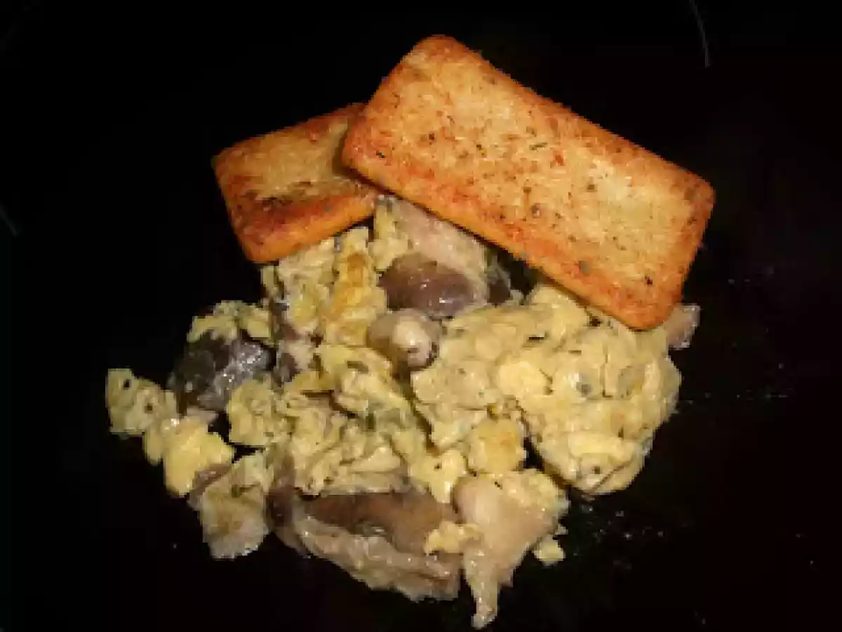 REVUELTO DE SETAS CON QUESO Y PAN TOSTADO
