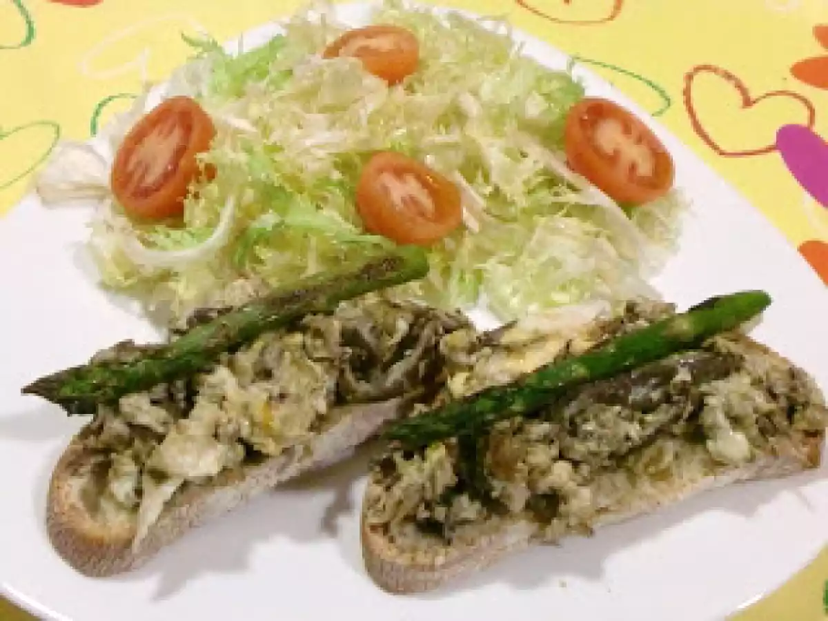 Revuelto de setas y berenjena en tosta