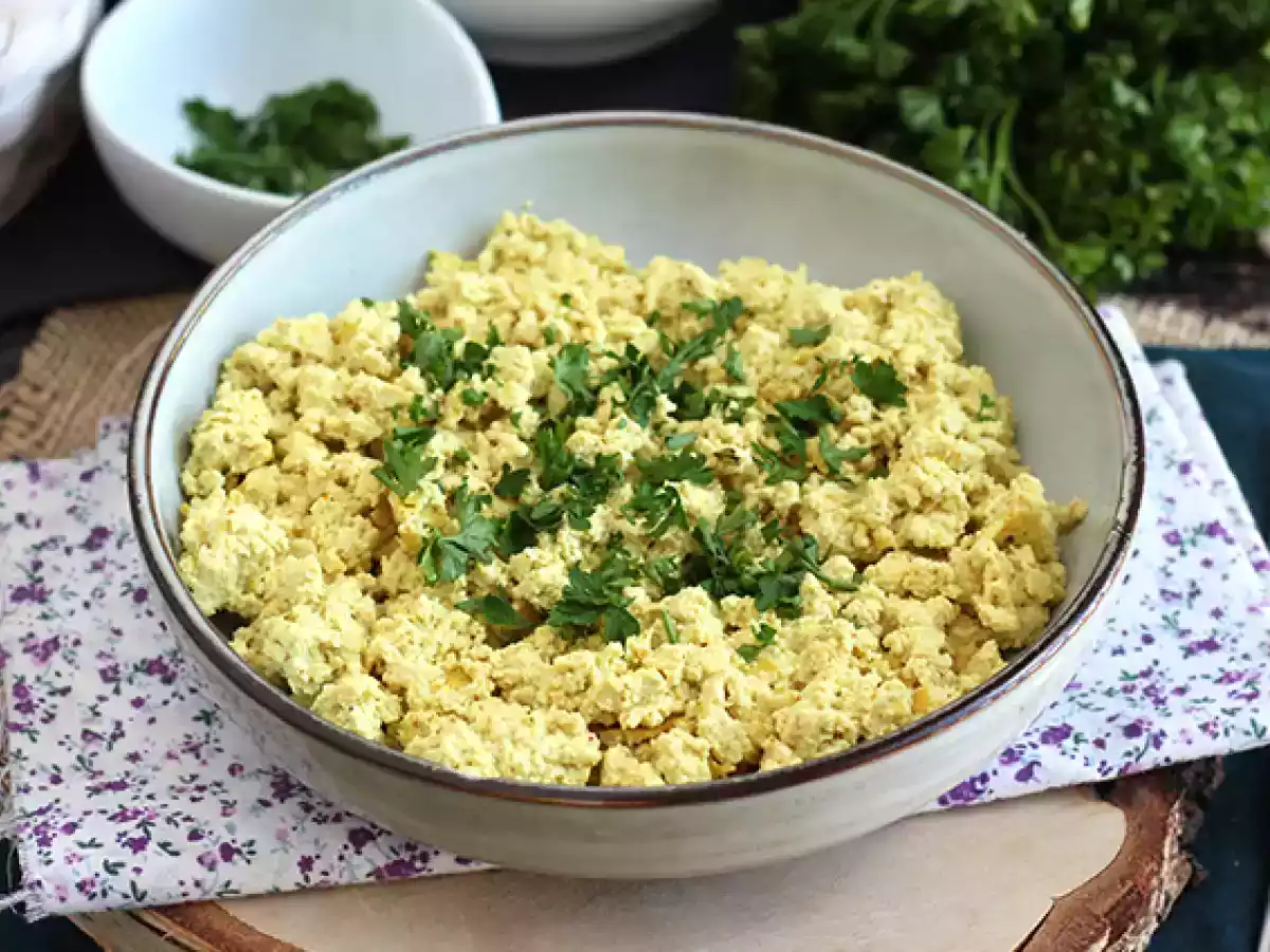 Revuelto vegano de tofu, el sustituto de los huevos revueltos