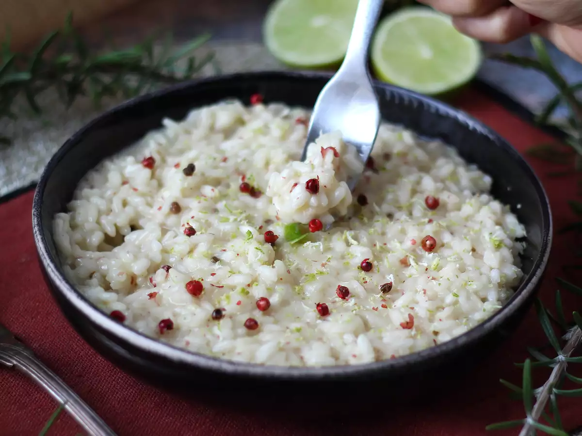 Risotto de lima y pimienta rosa: una receta vegetariana sencilla y muy elegante