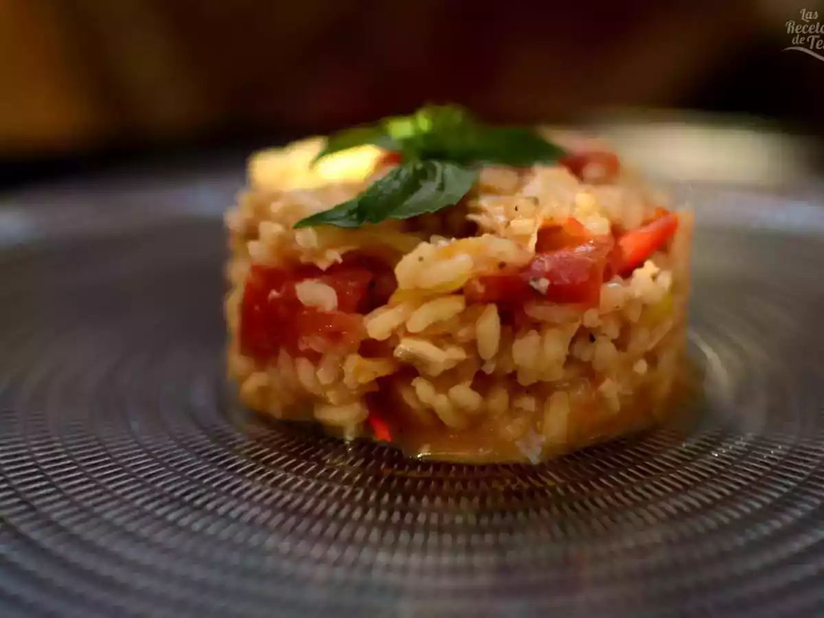 Risotto de pollo, tomate y albahaca
