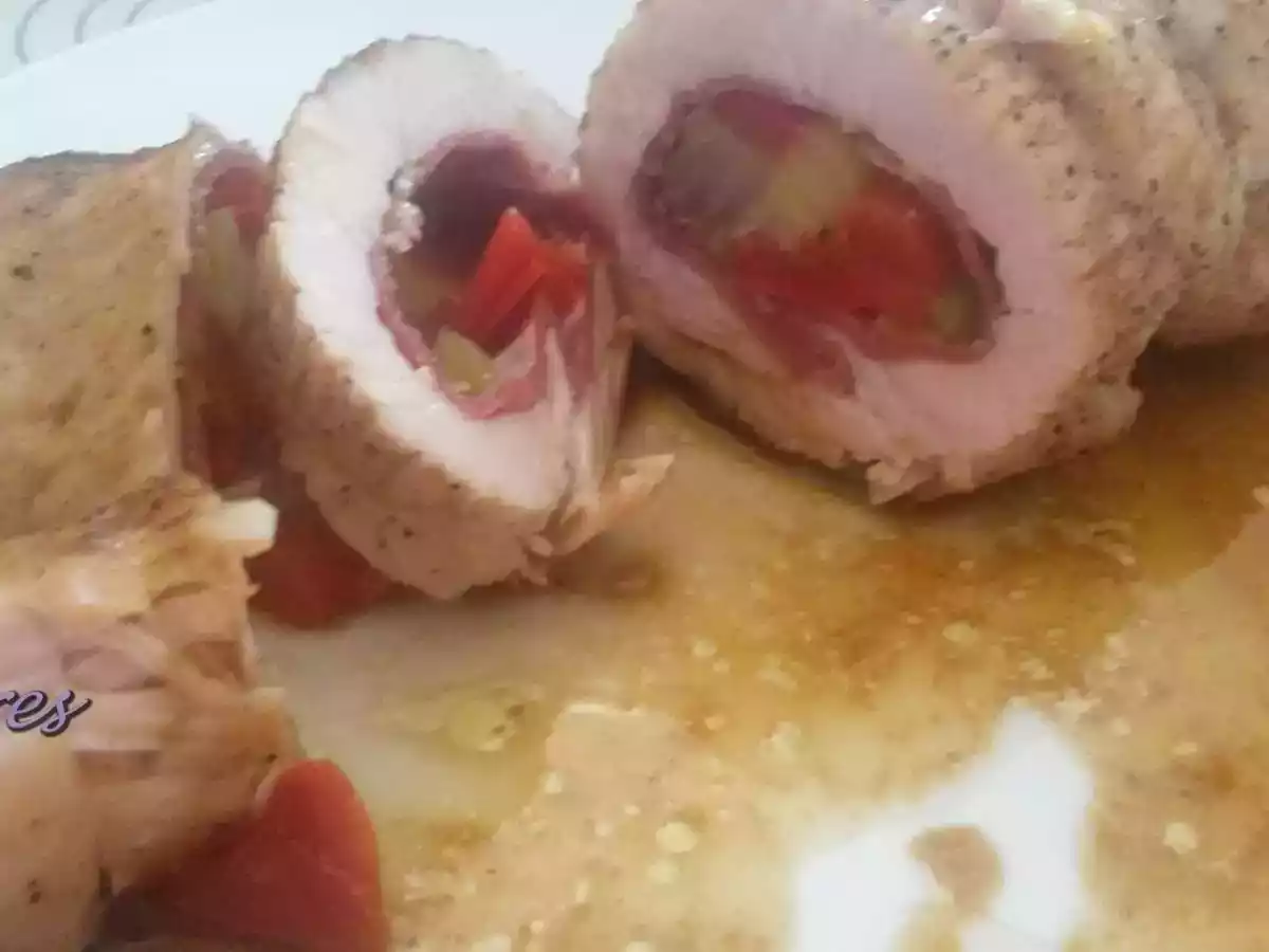 Rollito de pavo con jamon y verduras al horno