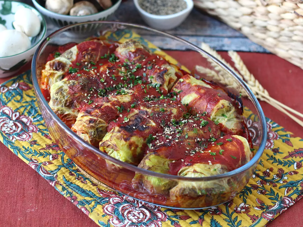 Rollitos de col rellenos de setas, arroz y miso