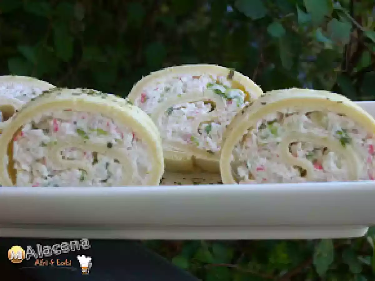 Rollitos de crepes con cangrejo y ensalada