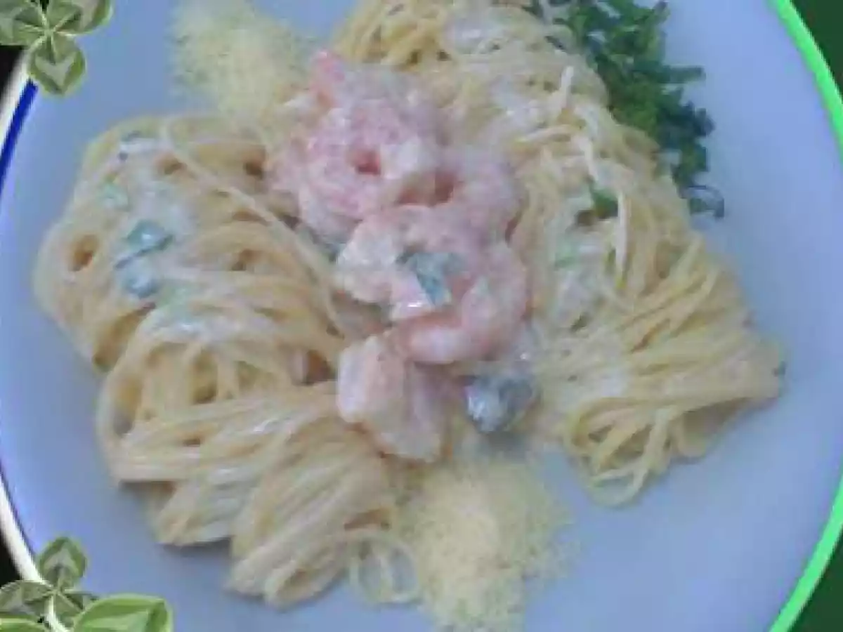 ROLLITOS DE ESPAGUETIS EN SALSA BLACA DE VINO BLANCO CON CAMARON