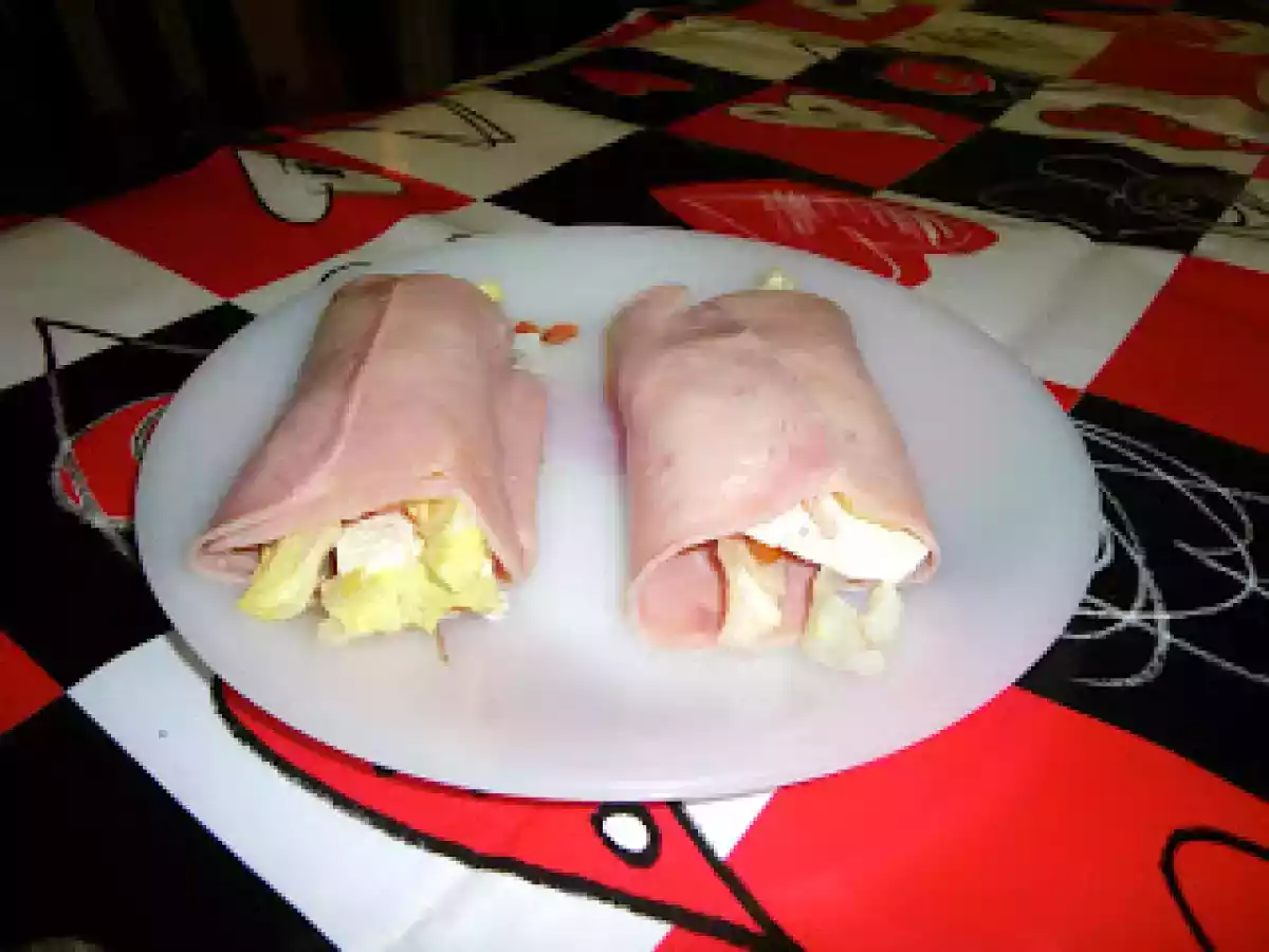 Rollitos de jamón de york rellenos.