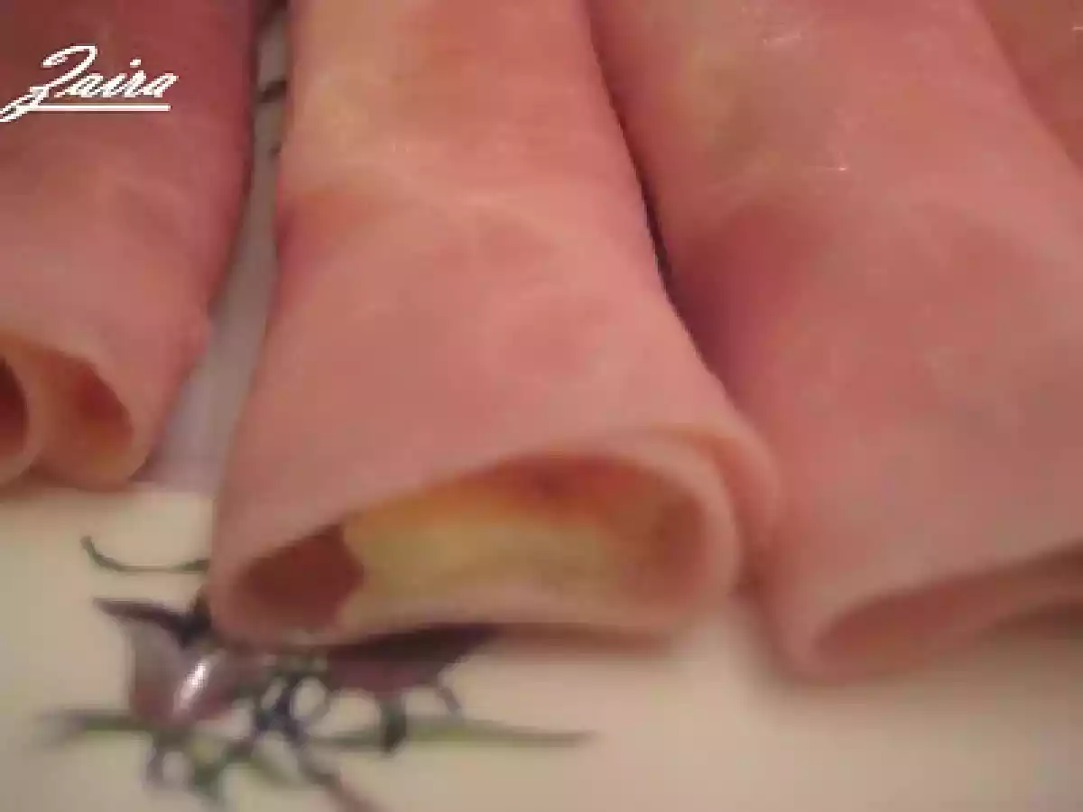 Rollitos de jamón york con nueces y pasas