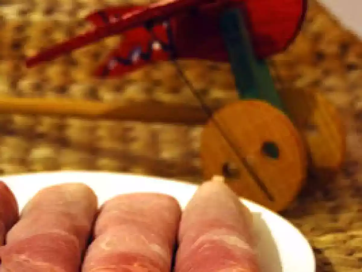 Rollitos de jamón york y aguacate