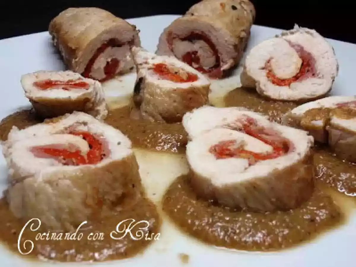 Rollitos de pollo con jamón serrano y pimientos de piquillo en salsa (fussioncook)