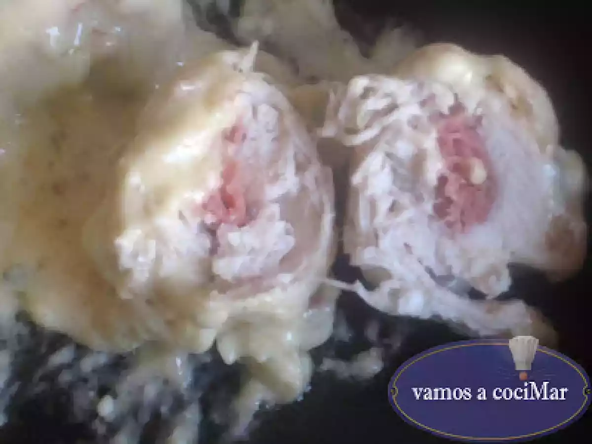 Rollitos de pollo con salsa de queso