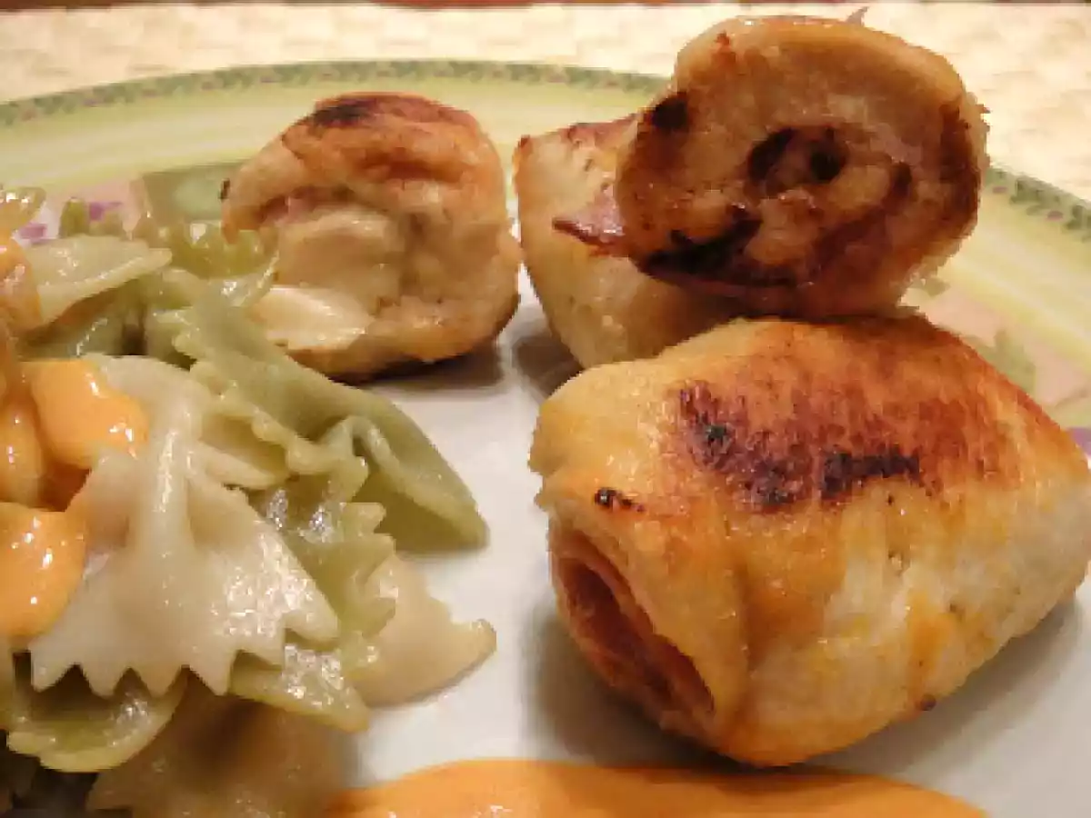 Rollitos de pollo con salsa de sobrasada y parmesano