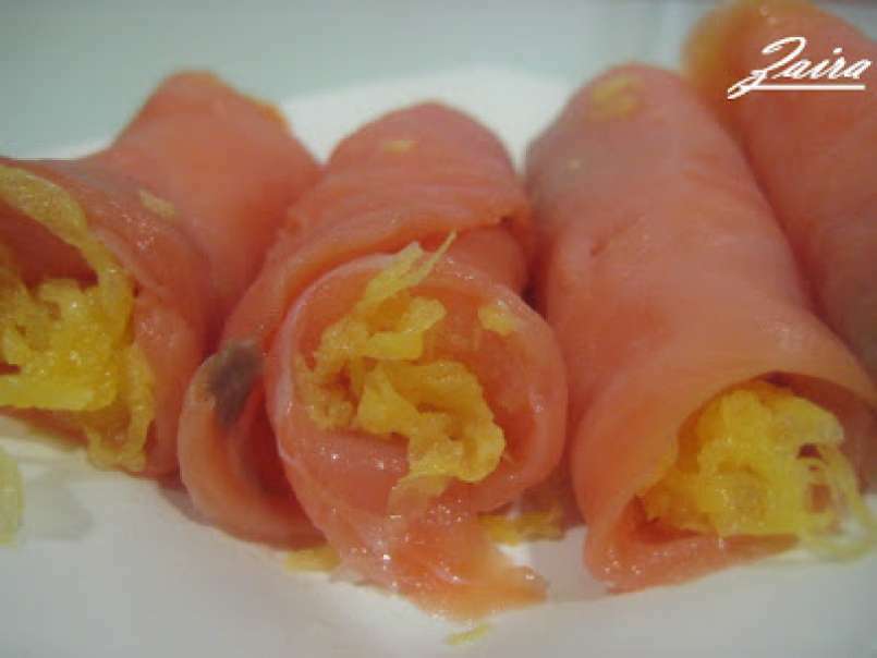 Rollitos de salmón ahumado con queso y huevo hilado