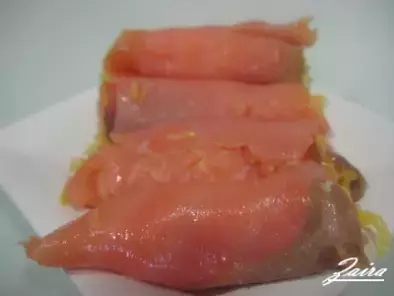 Rollitos de salmón ahumado con queso y huevo hilado - foto 2