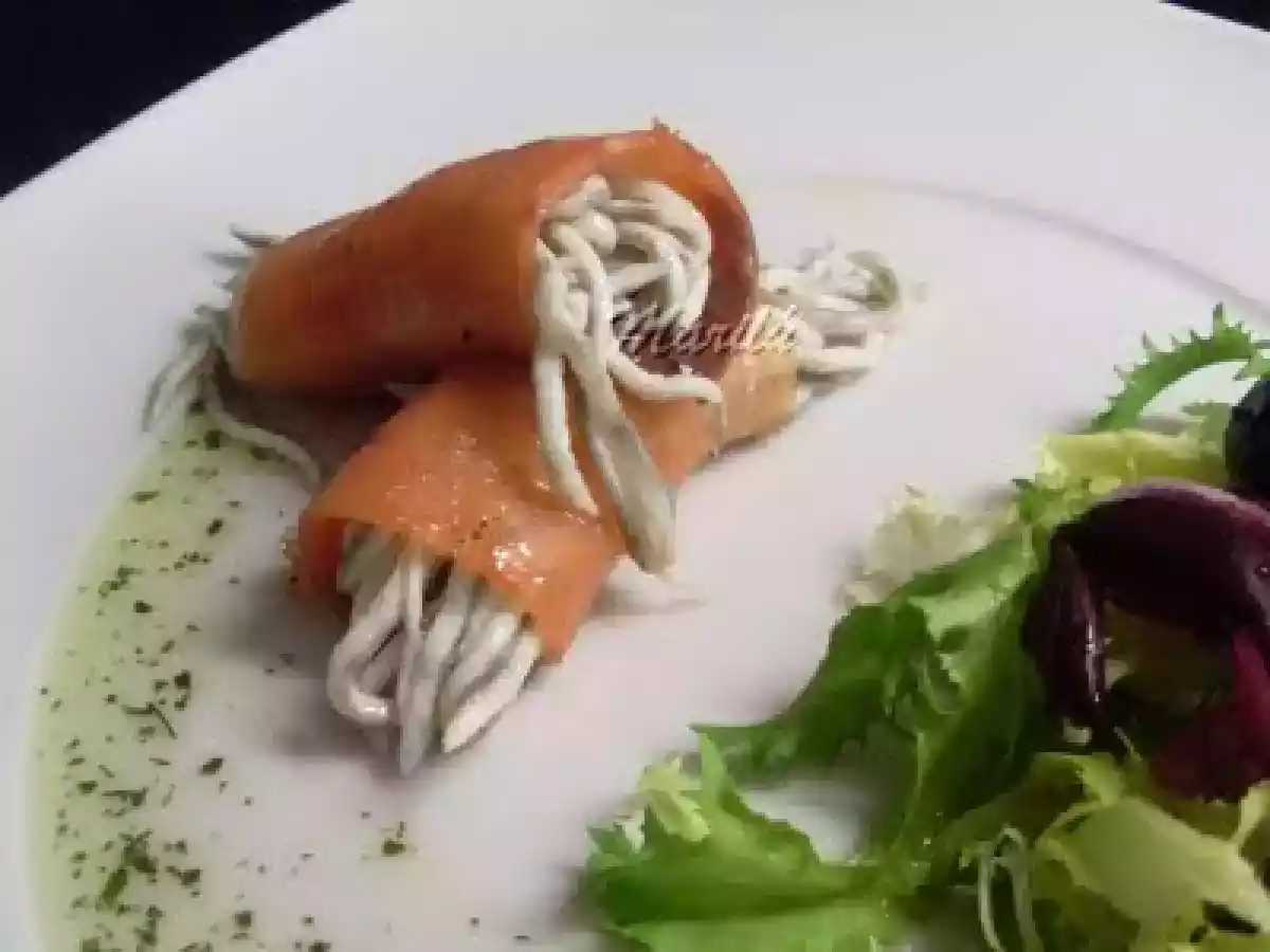 ROLLITOS DE SALMÓN AHUMADO RELLENOS DE GULAS