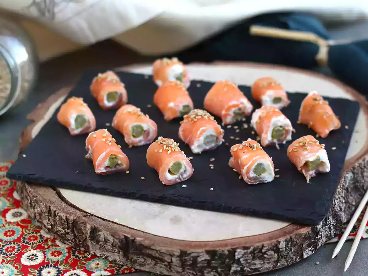 Rollitos de salmón, queso y espárragos