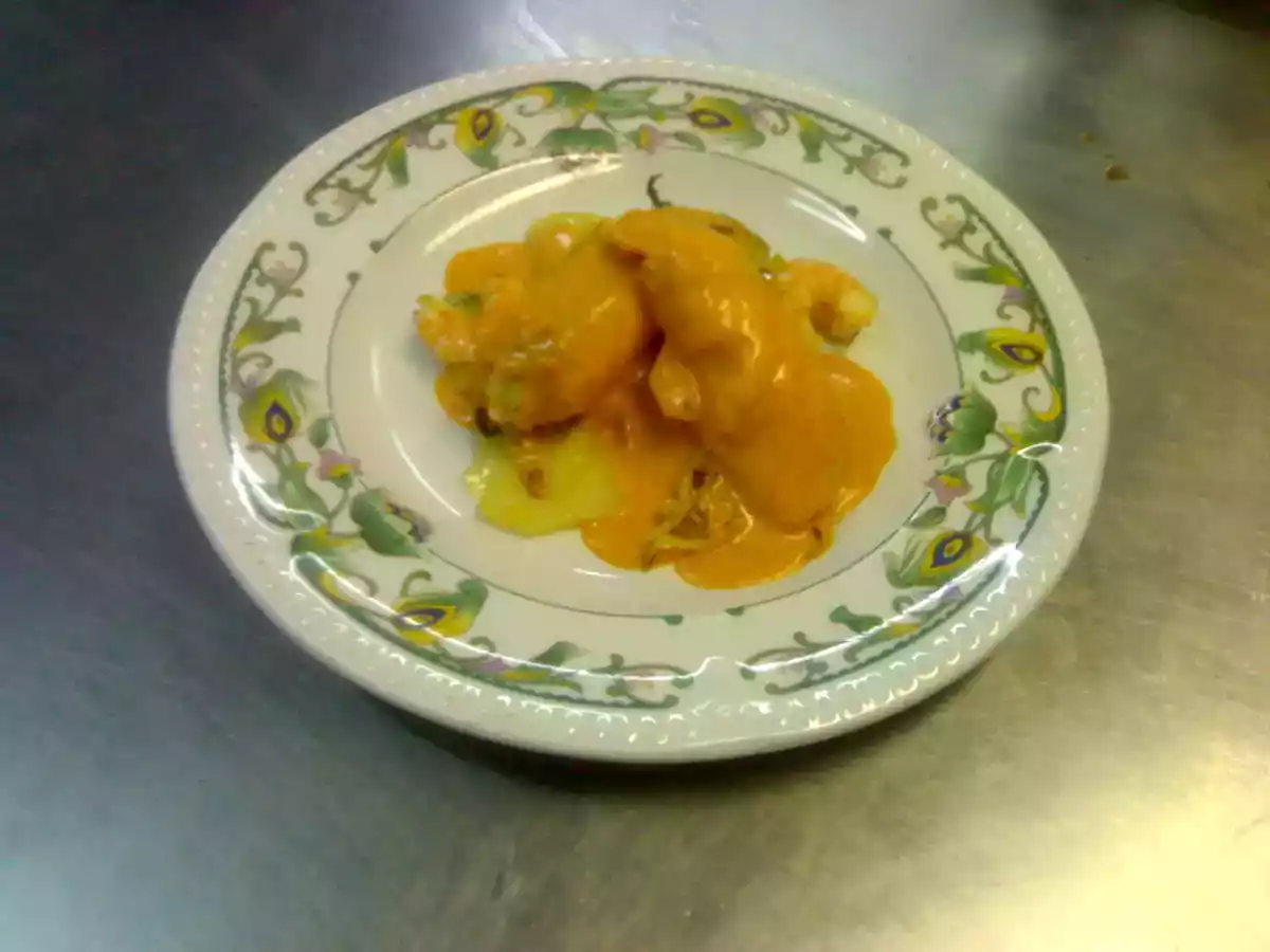 ROLLITOS DE SALMON RELLENOS DE BRANDADA DE BACALAO CON SALSA DE PIQUILLO