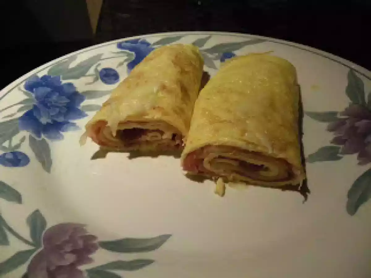 Rollitos de tortilla francesa rellenos.