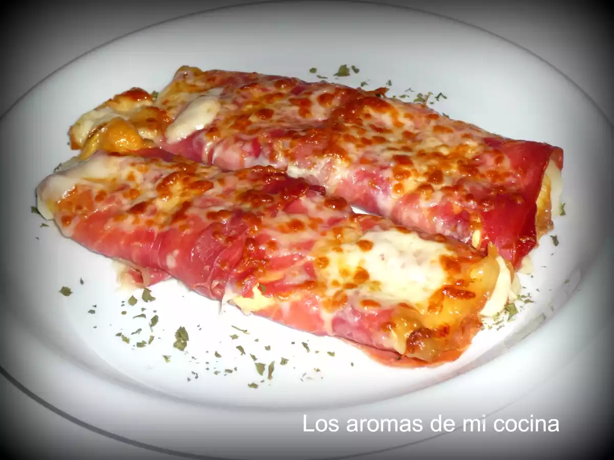 Rollitos de tortilla rellenos de queso y envueltos en jamón.
