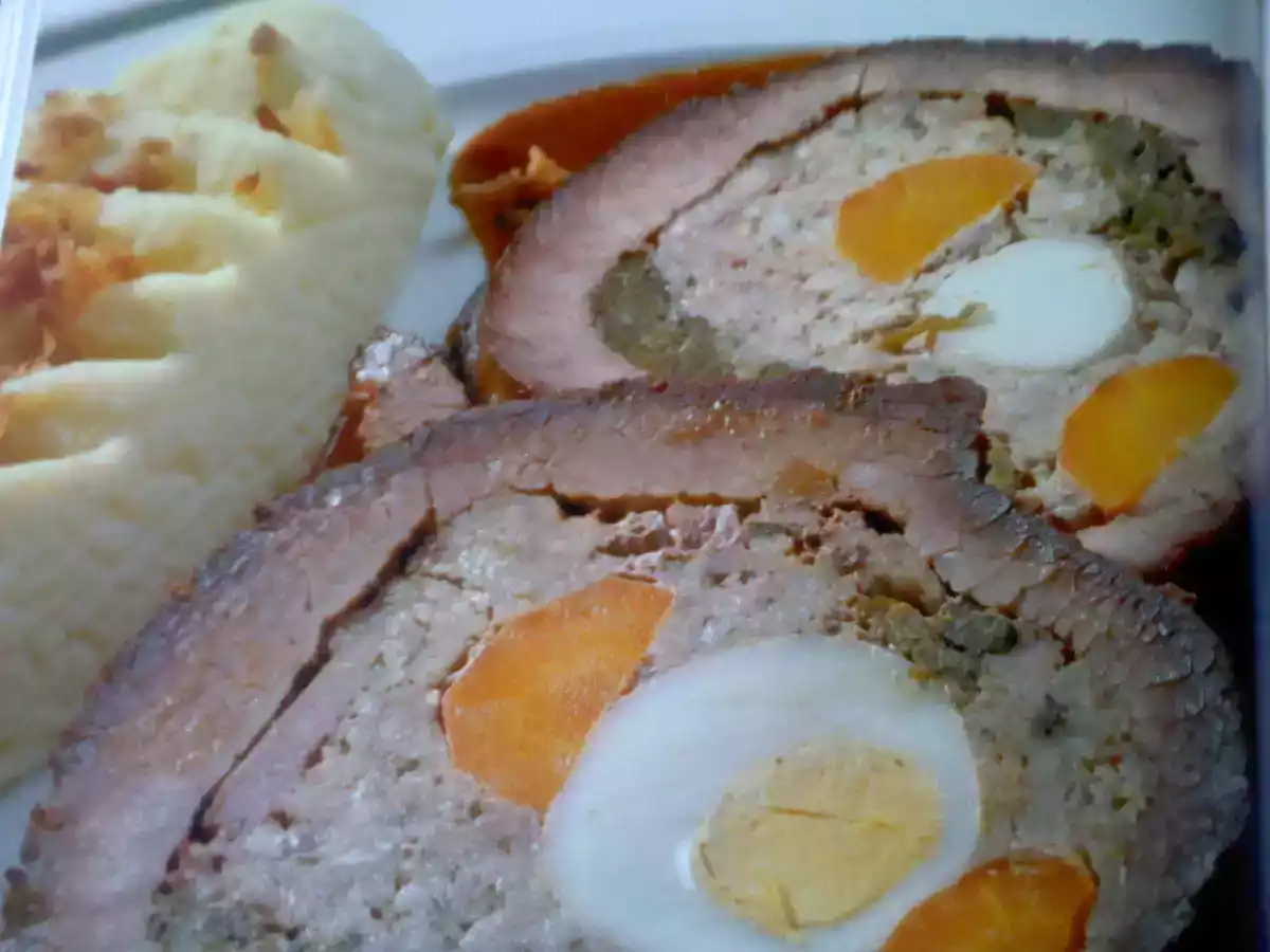 Rollo de carne con espinacas y salsa a mi estilo