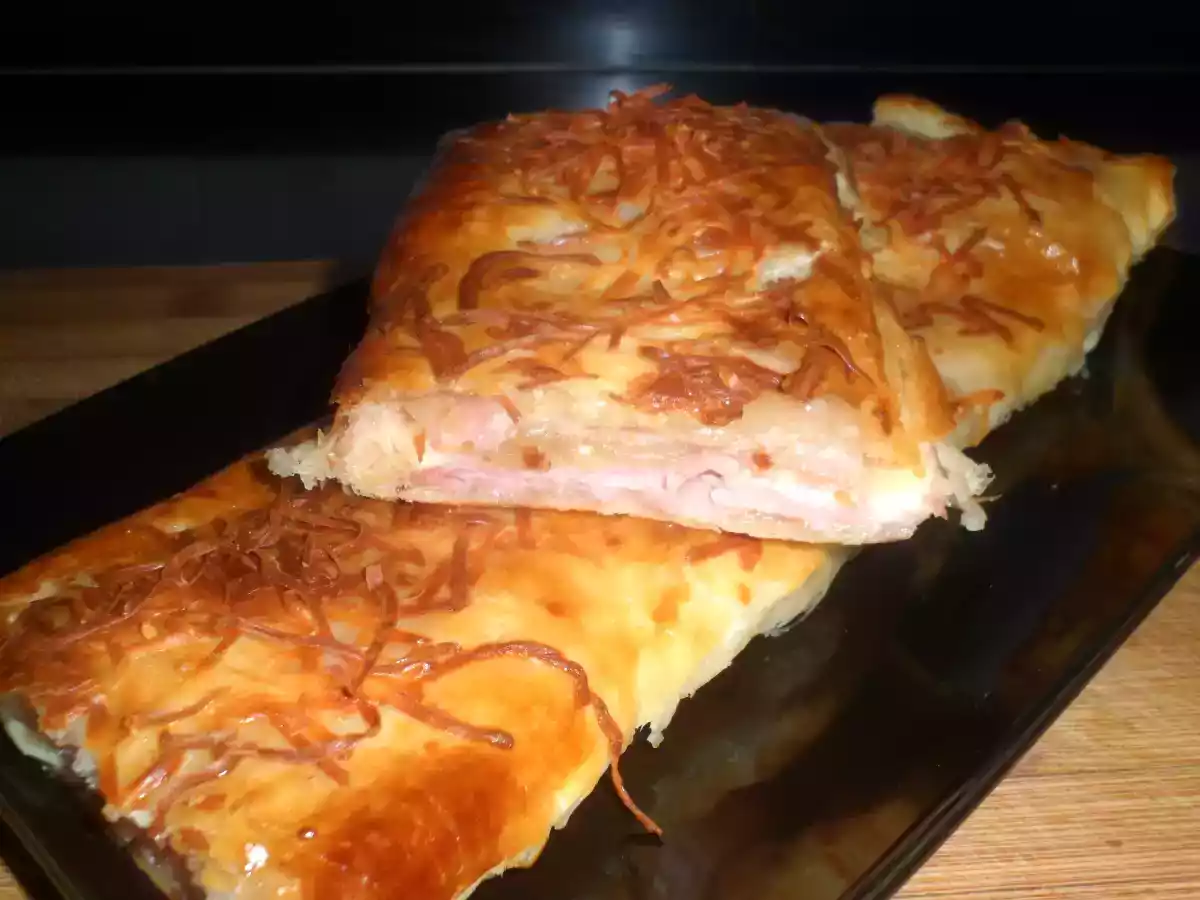Rollo de hojaldre de jamón y queso