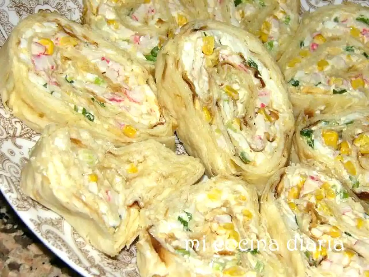 Rollo de pan armenio Lavash, palitos de surimi y queso