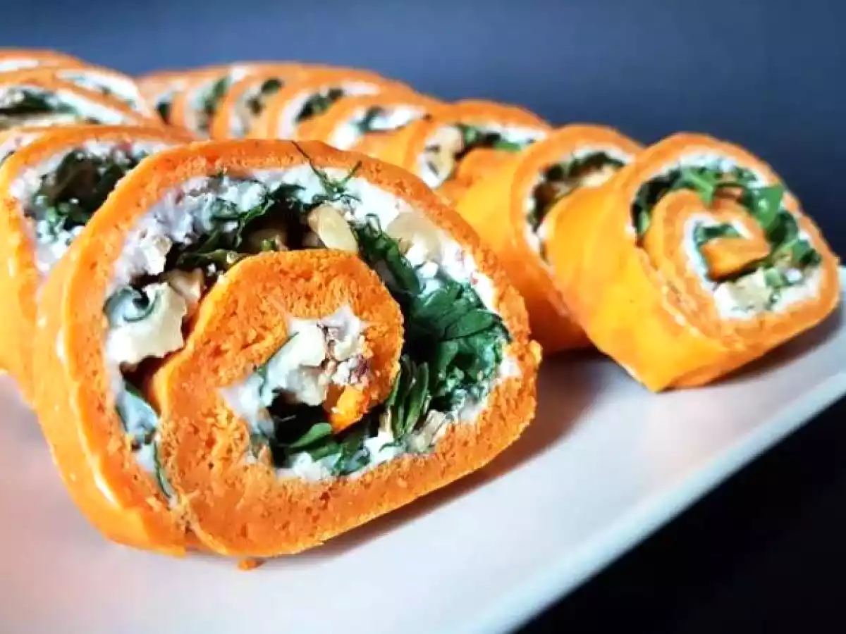 Rollo de pimientos de piquillo relleno de rúcula, queso de cabra y nueces