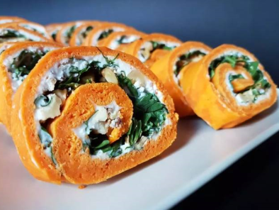 Rollo de pimientos de piquillo relleno de rúcula, queso de cabra y nueces