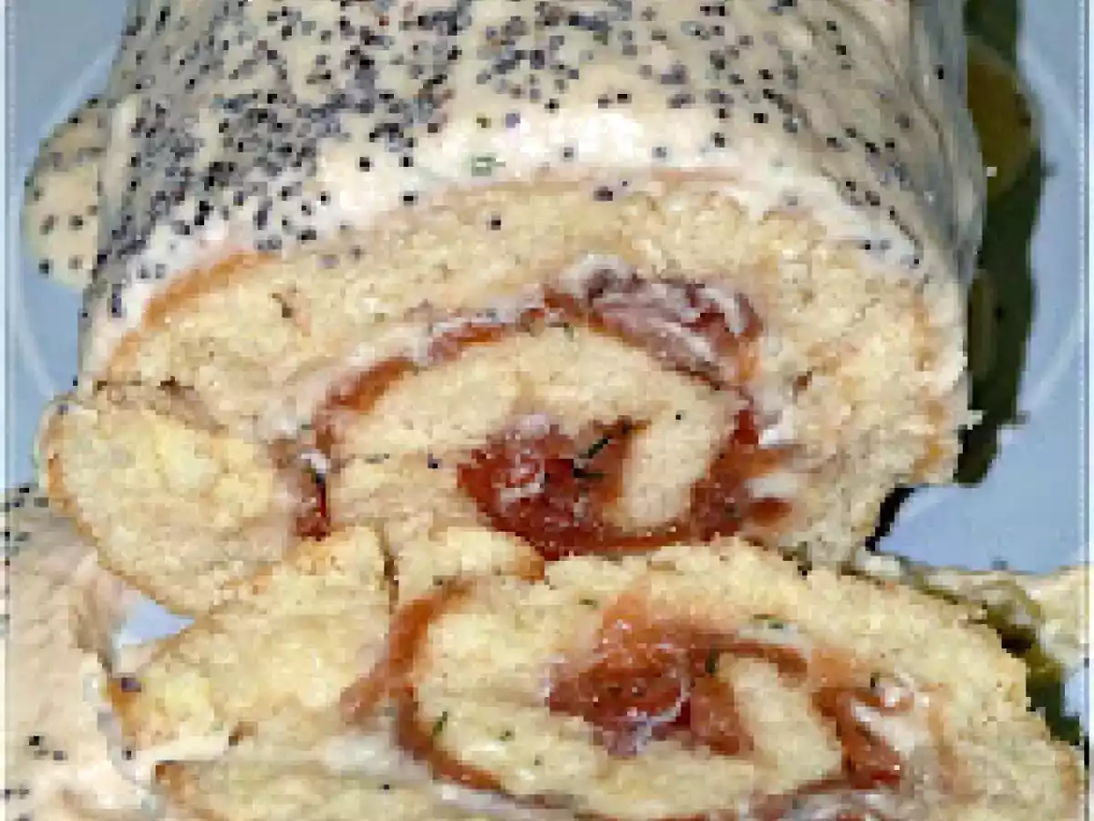 ROLLO DE SALMÓN AHUMADO CON BECHAMEL DE CEBOLLA