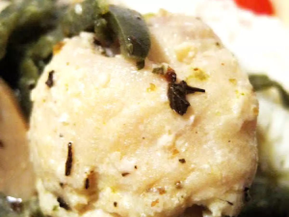 Rollos de corvina en salsa de orégano y jalapeño