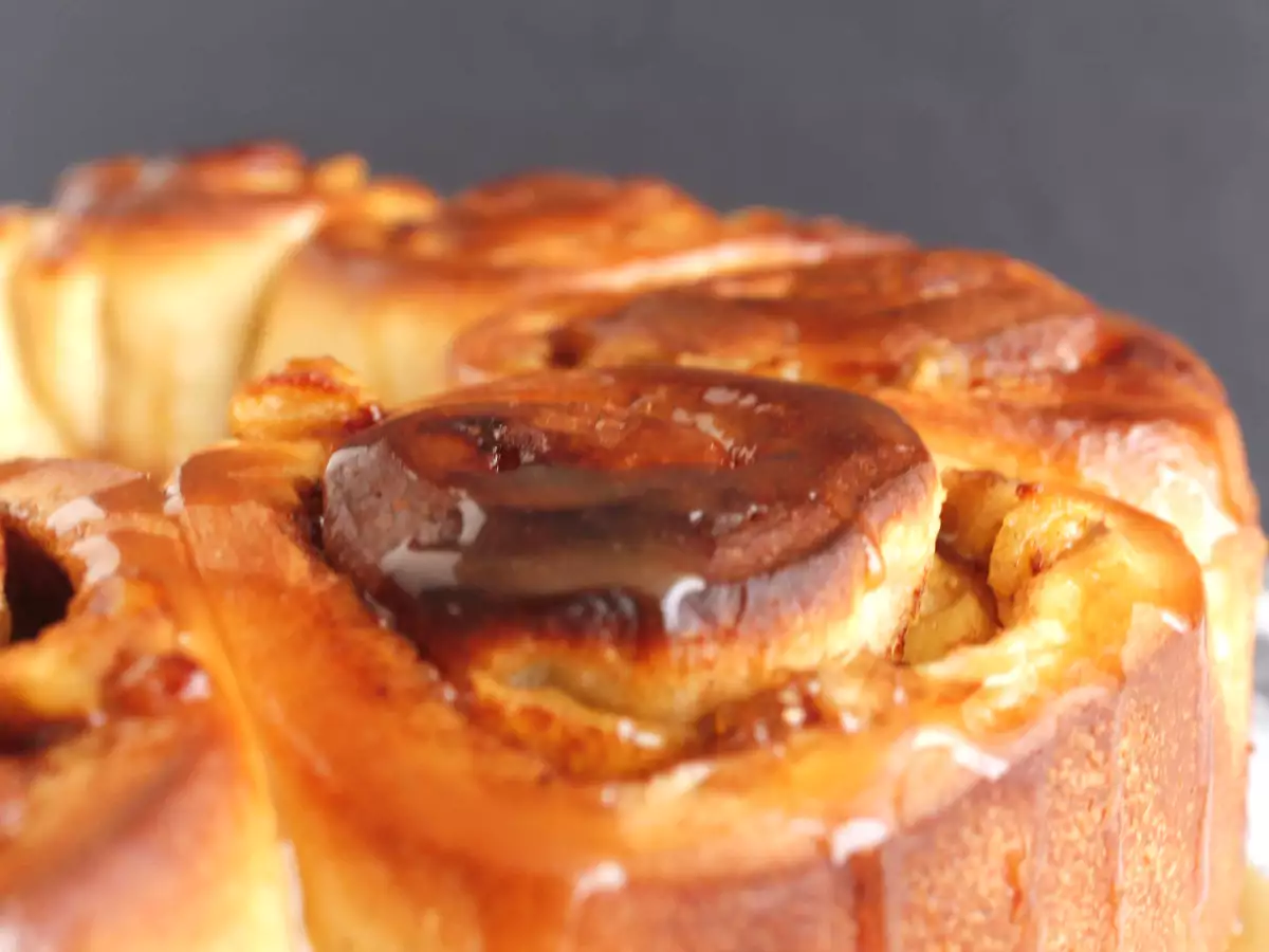 Rollos de manzana con salsa de caramelo o Caramel apple rolls
