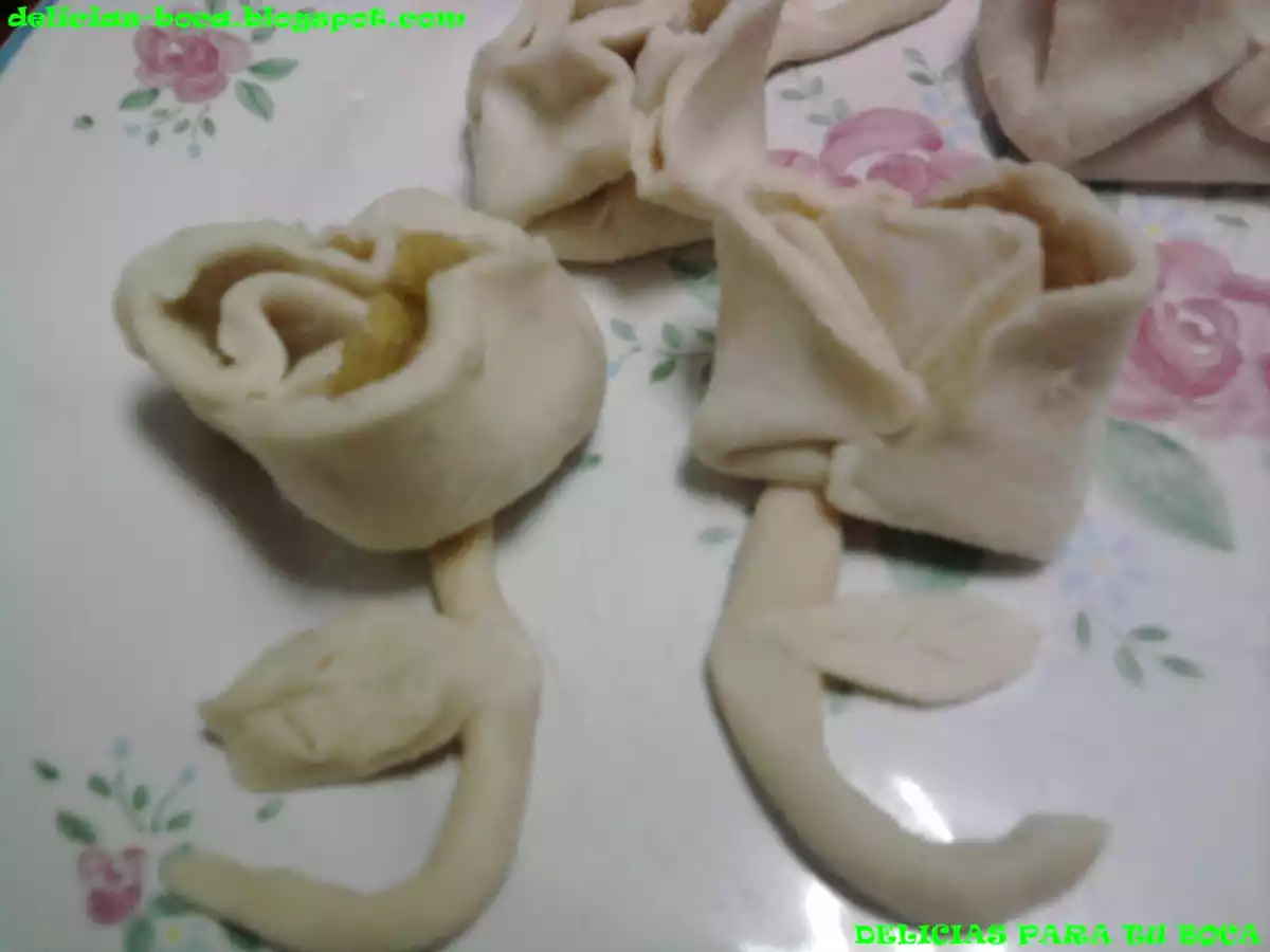 ROSA DE HOJALDRE RELLENA