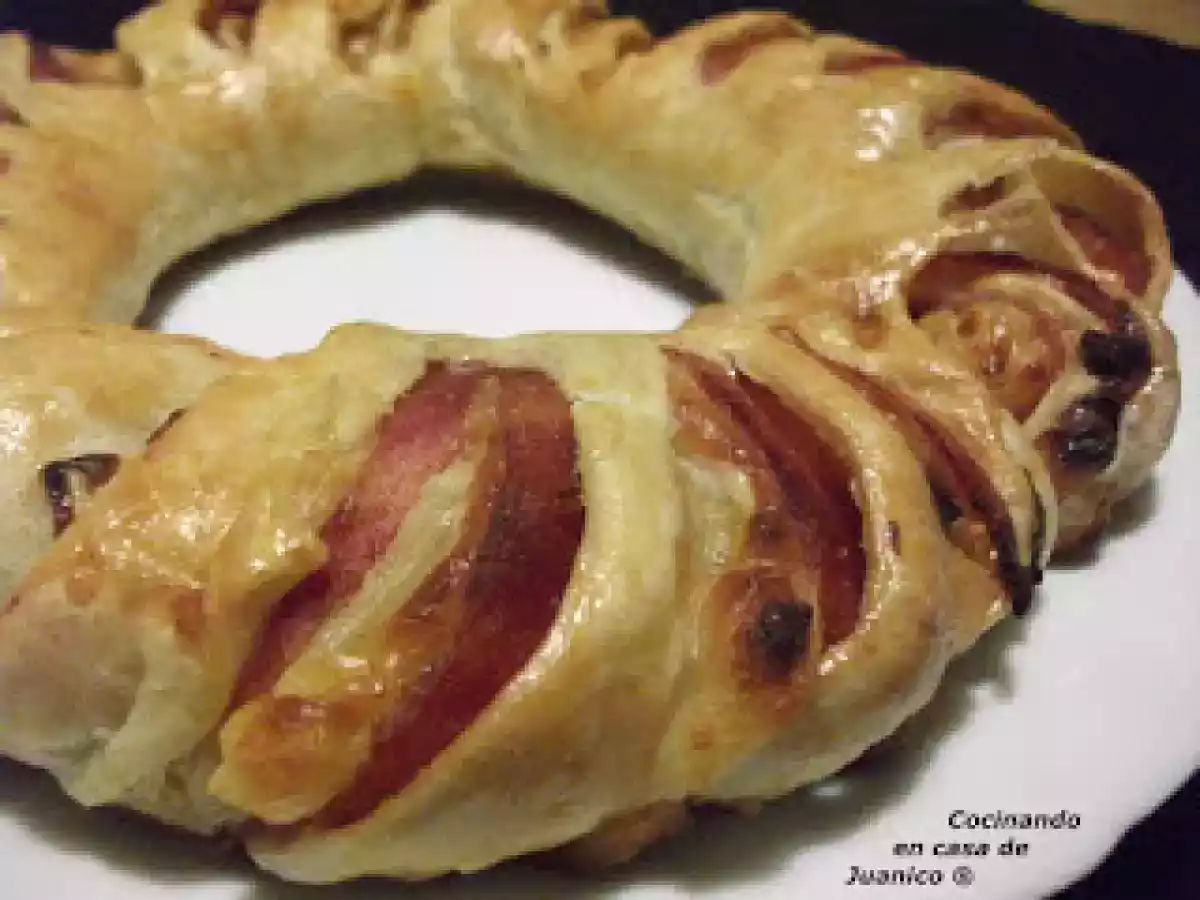 Rosca hojaldrada de jamón y queso