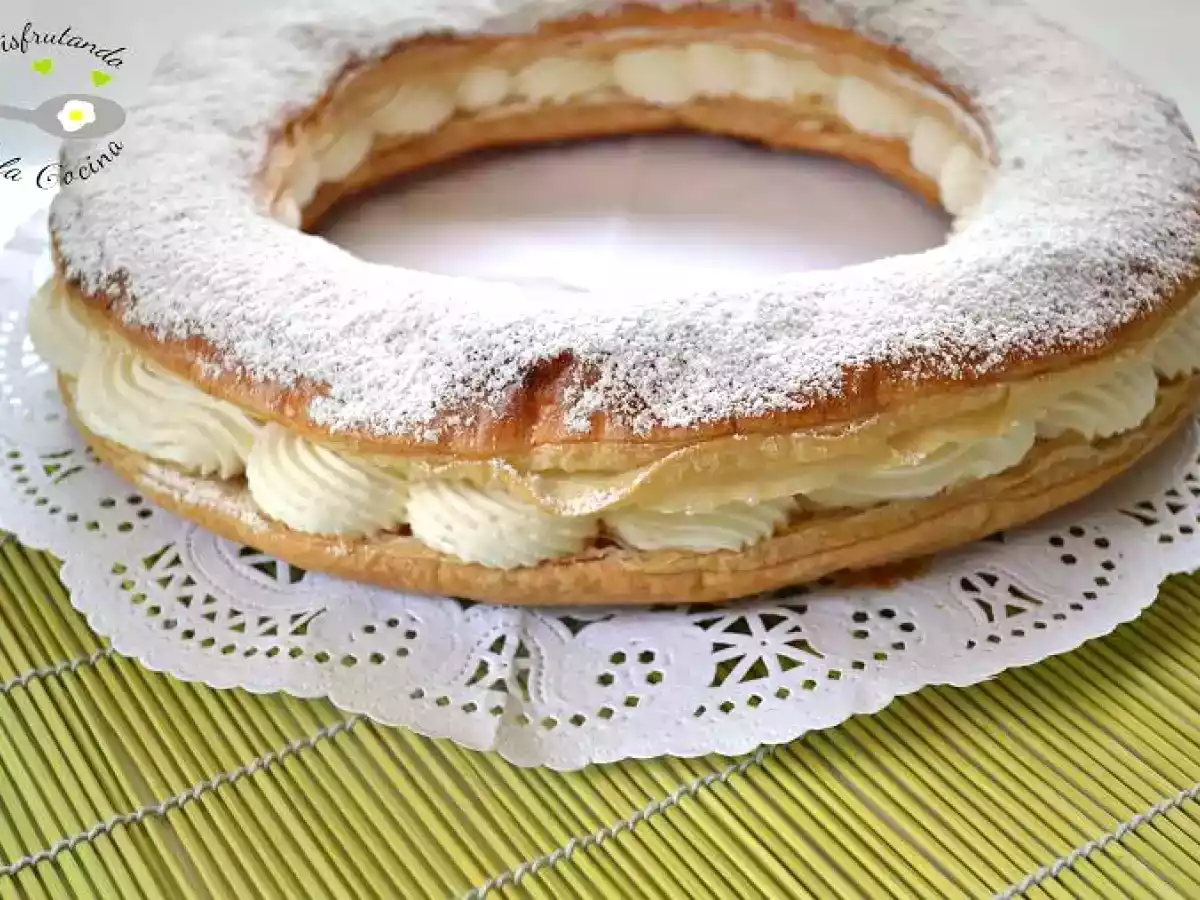 Roscón o tortel de hojaldre relleno de nata
