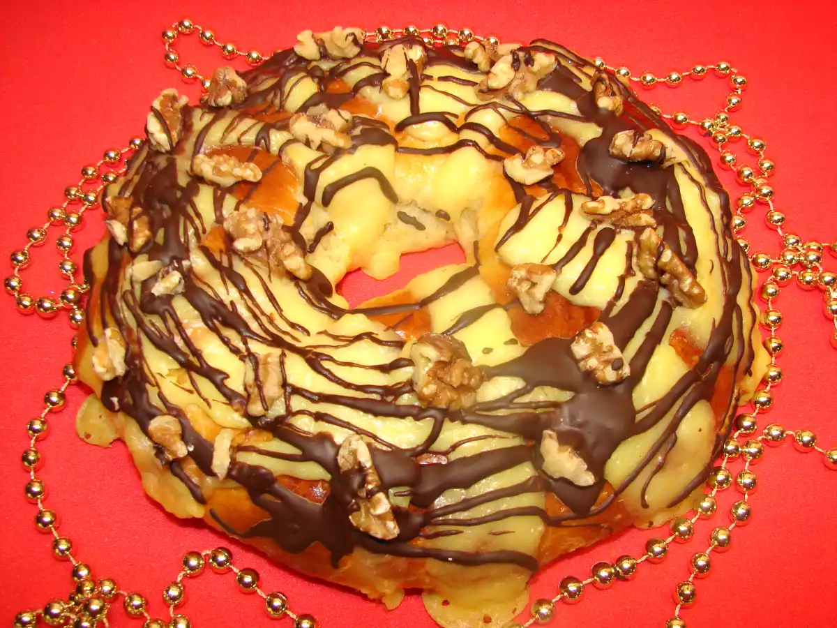 Roscón relleno de crema pastelera, chocolate y nueces